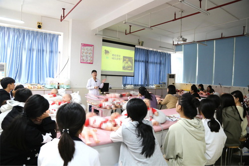 7 詹惠琴老師開展《母乳喂養(yǎng)技巧實(shí)訓(xùn)》_調(diào)整大小.JPG